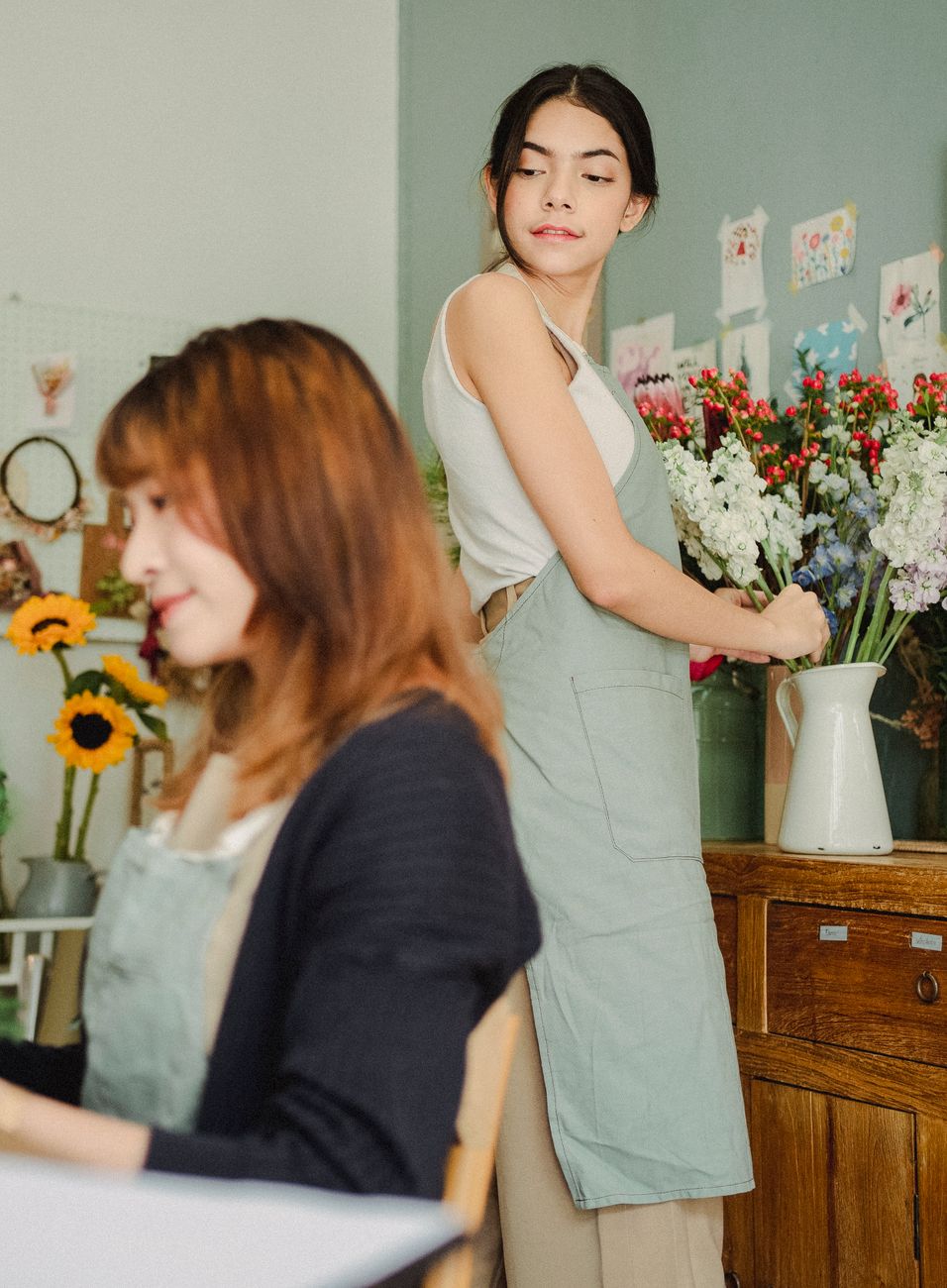Floristka při práci v ateliéru